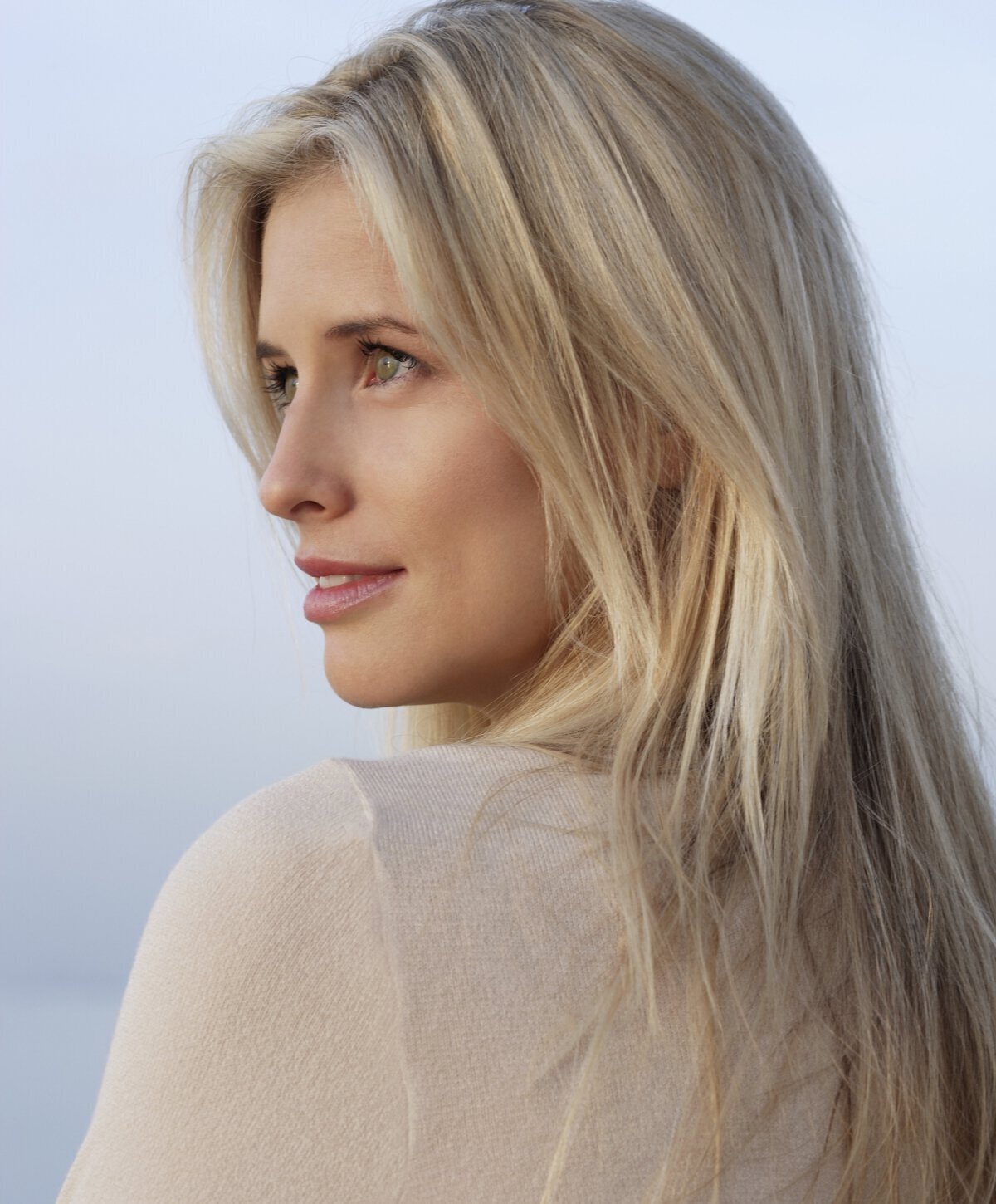 Detroit facelift model with blonde hair