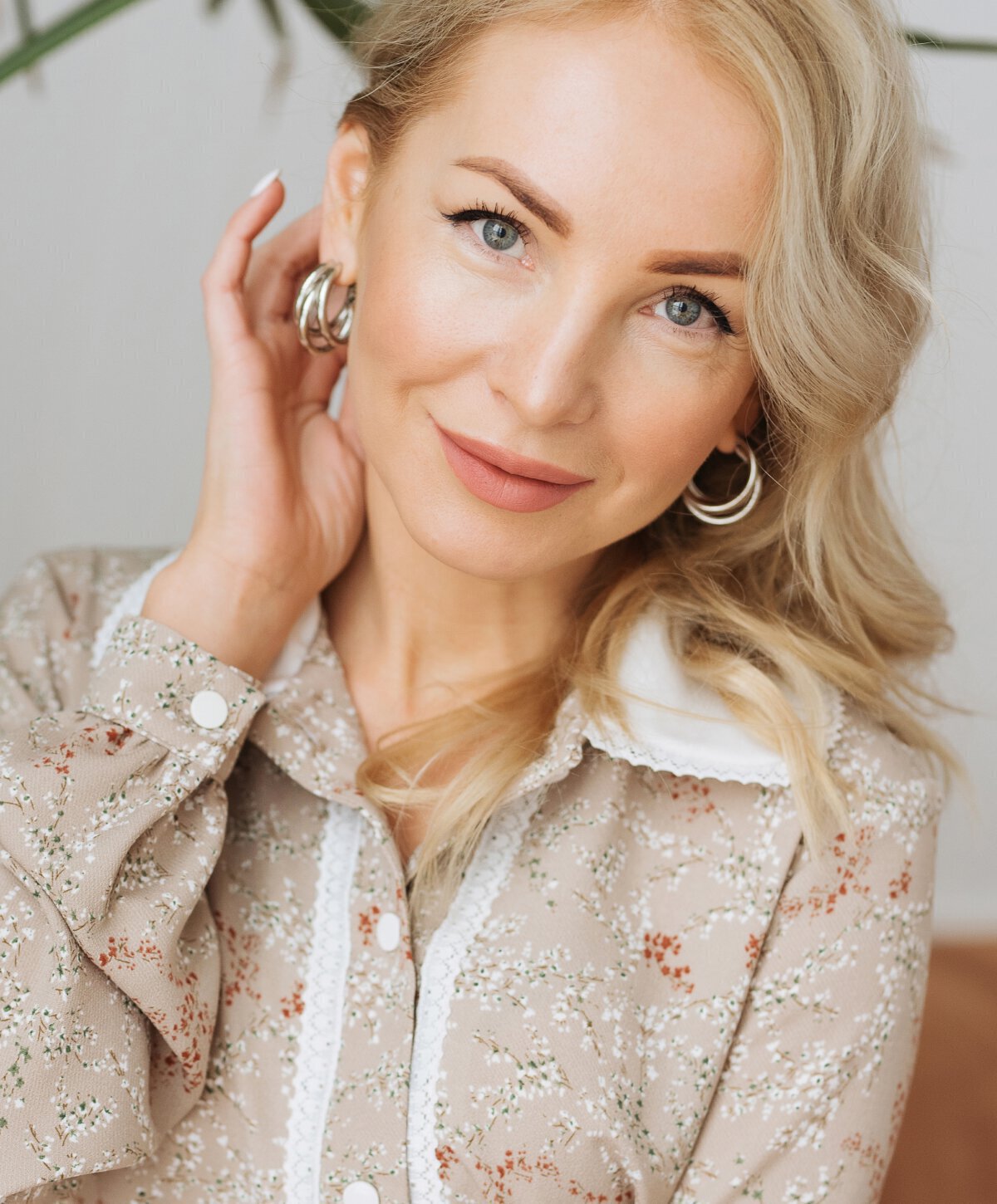 Detroit neck lift model with blonde hair
