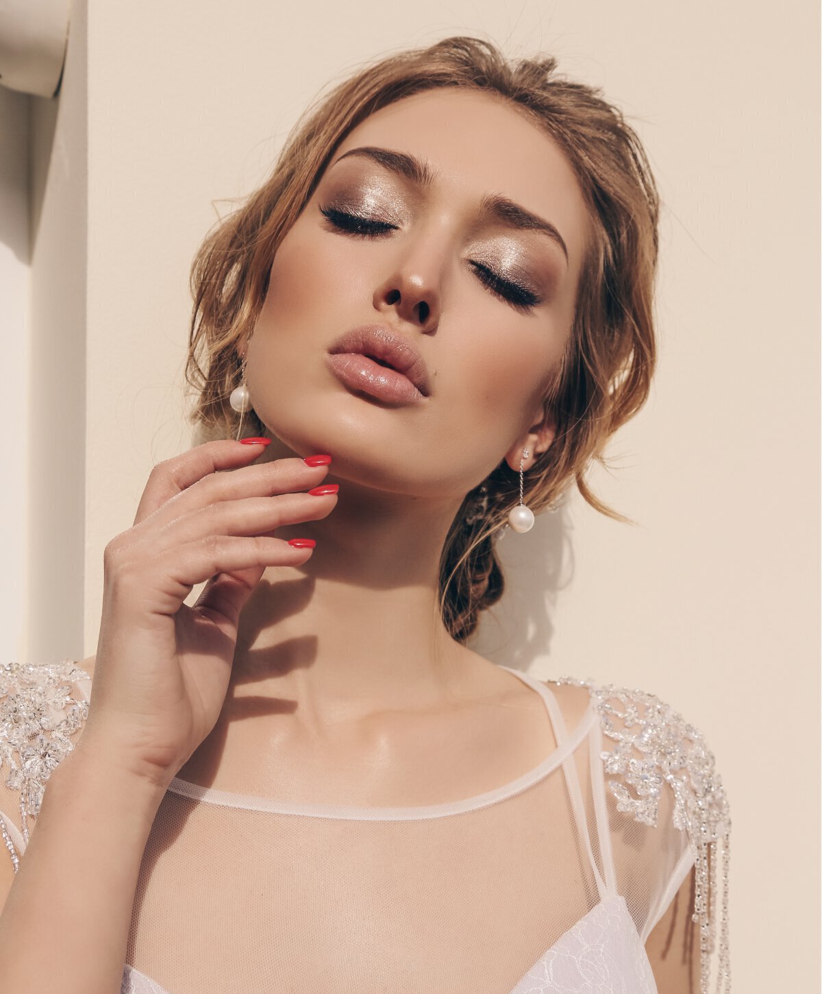 Detroit facetite model with blonde hair