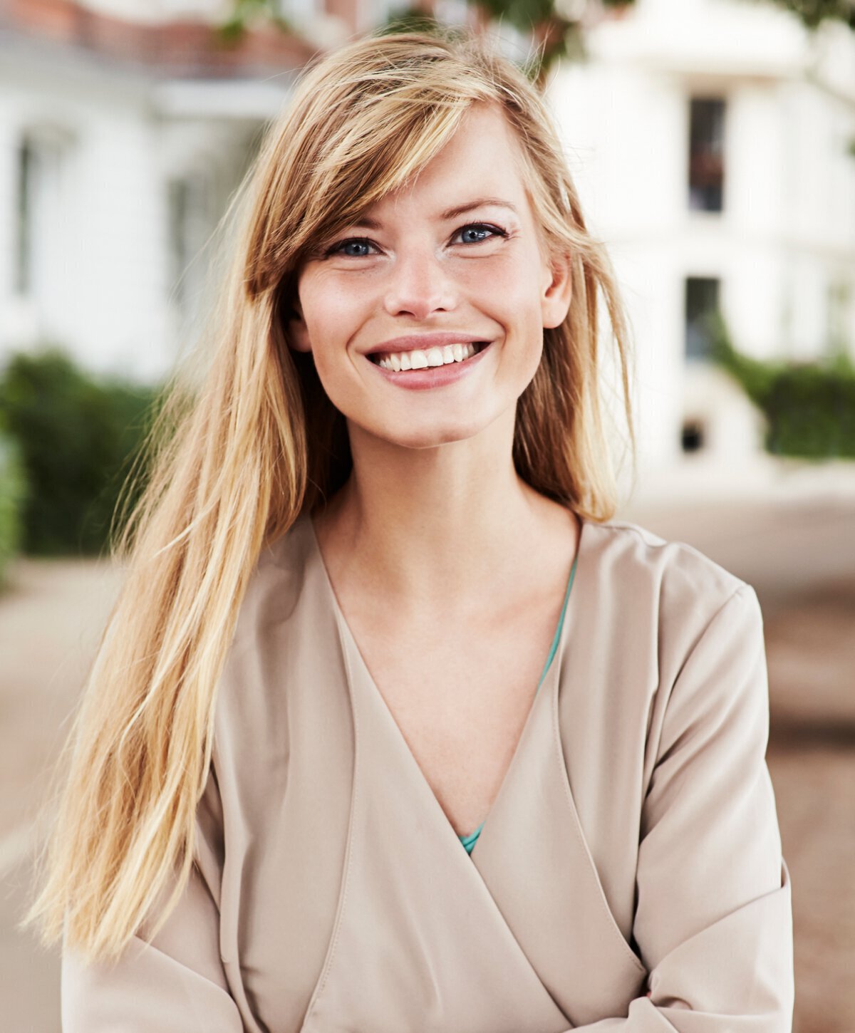 Detroit lip fillers model with blonde hair